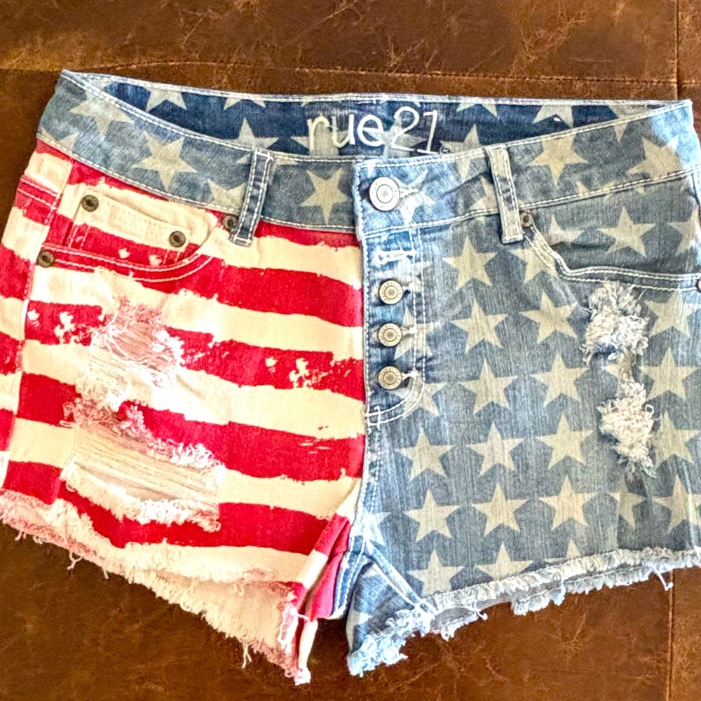 RUE 21 women shorts USA Flag
Size 7/8
Color Red, White and Blue